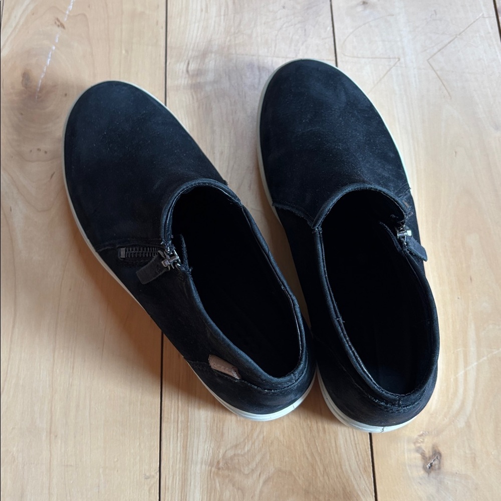 Ecco Black Ankle tennis shoes with White Soles-Reposhing too big for me - Picture 8 of 9